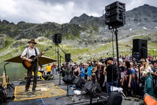 Dans le cadre du Palp festival, le chanteur britannique Peter Doherty s'est produit au lac des Vaux, dans les alpes valaisannes entre La Tzoumaz et Verbier. KEYSTONE/JEAN-CHRISTOPHE BOTT
